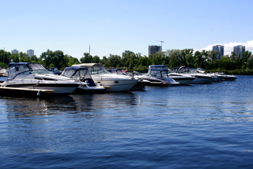 Fototapeta na wymiar yachts in the port