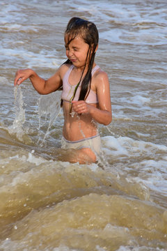 Мокрая плавка. Девочка промокла детские. Дети в мокрых купальниках на море. Мокрая дочь.