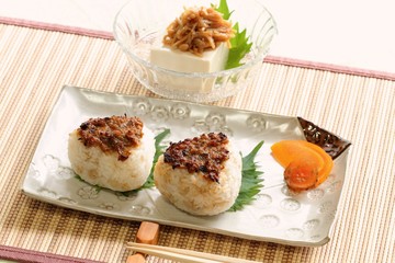 蕗味噌の焼きおにぎりと冷奴