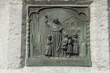 Denkmal für Pater Girard auf dem Ulmenpatz, Fribourg / Freiburg (Detail), Schweiz