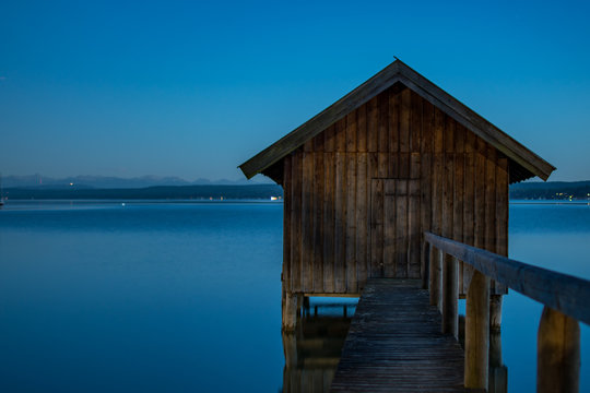 Bootshaus in Stegen bei Nacht