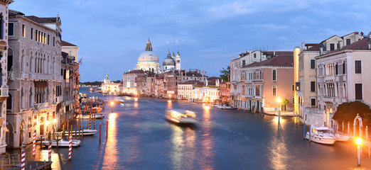 Naklejka premium Venice panorama at night with Grand Canal and Basilica Santa Maria della Salute, Italy.