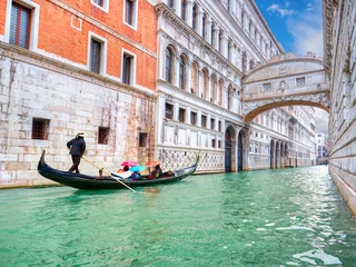 Foto op Plexiglas Brug der Zuchten Traditional Gondola and the famous Bridge of Sighs in Venice