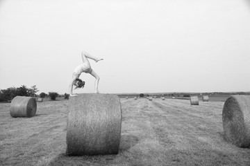 Junges Mädchen macht draußen Sportübungen