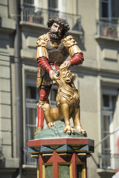 Figur des Simsonbrunnens in Bern, Schweiz