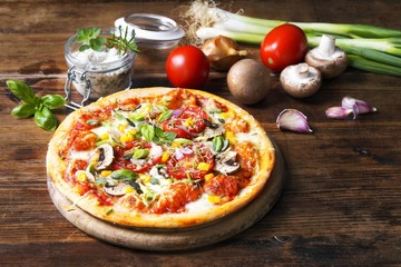 Vegetarische Pizza mit Gemüse und Kräutern 
