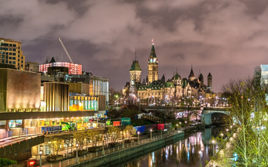 Canadian Parliament Building and Rideau Canal in Ottawa - obrazy, fototapety, plakaty