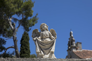 Fototapeta na wymiar Friedhof und Kirche Sveti Marija auf der Insel Zirje,Kroatien