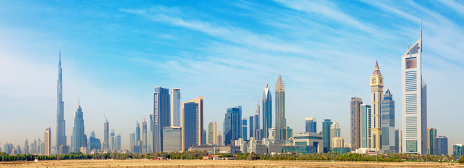 Dubaï - L& 39 horizon du centre-ville avec les tours Burj Khalifa et Emirates.