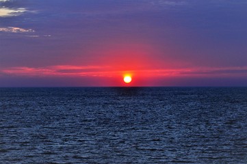 Puesta de sol atardecer en alta mar