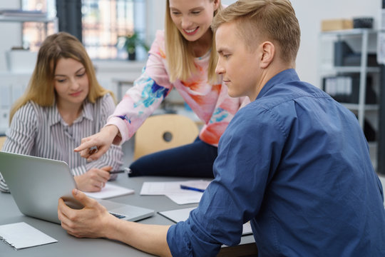 studenten arbeiten zusammen an einem projekt am laptop