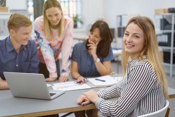 team im büro in einer besprechung