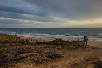 Dunkle Wolken über der spanischen Atlantikküste 