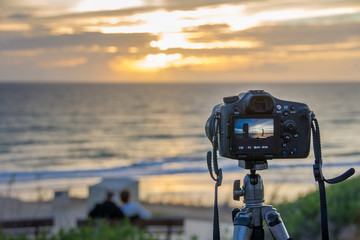 Kamera auf einem Stativ aufgebaut, um den Sonnenuntergang zu fotografieren