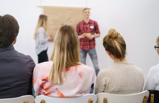 teilnehmer an einer konferenz hören einem vortrag zu