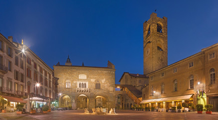 Bergamo - The Piazza Vecchia square at dusk. - obrazy, fototapety, plakaty