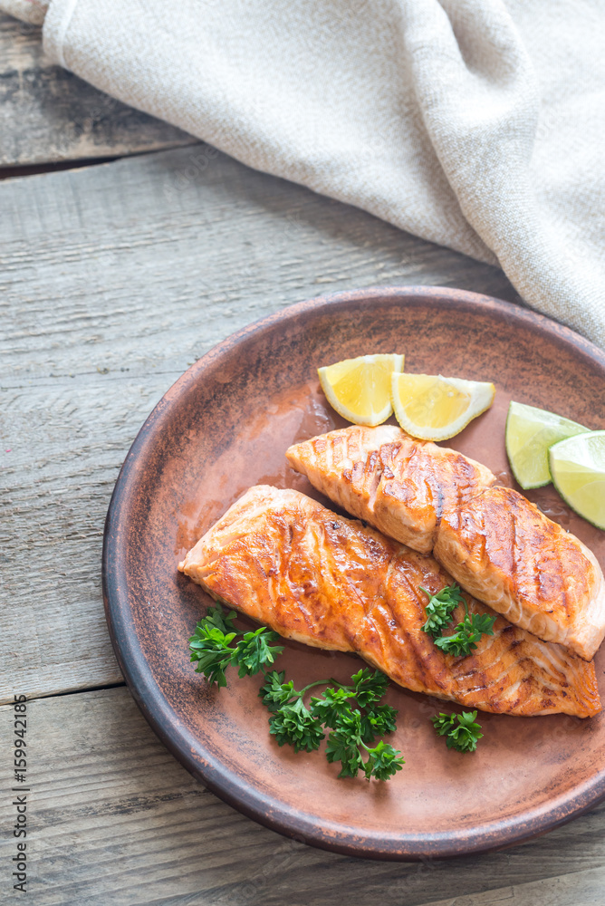 Wall mural Roasted salmon steak with fresh parsley