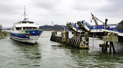 Fototapeta premium Ship on San Francisco Bay