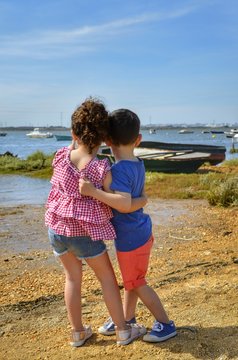 ABRAZO DE PRIMOS EN LA PLAYA
