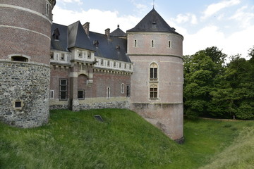 Fototapeta na wymiar Le fossé le long du château-fort de Gaazbeek près de Bruxelles