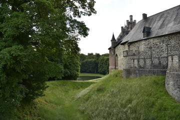 Fototapeta na wymiar Le fossé le long du château-fort de Gaazbeek vers les étangs de son parc 