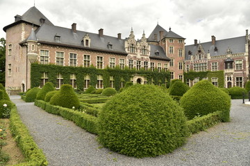 Fototapeta na wymiar Parcelle de haies dans la Cour d'honneur du château de Gaasbeek près de Bruxelles