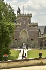 Obraz premium L'imposante tour médiévale avec ses créneaux du château-fort de Gaasbeek près de Bruxelles