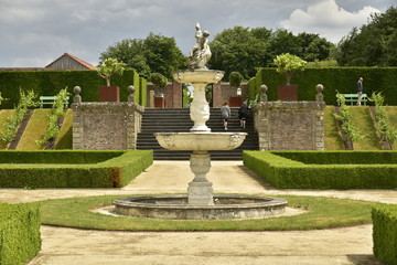 La fontaine et l'escalier rustique au Jardin à la Française au domaine du château de Gaasbeek près de Bruxelles