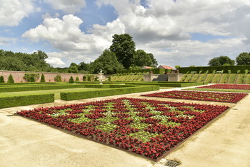 Carrés de fleurs rouges et vertes en damier au Jardin à la Française au domaine du château de Gaabeek près de Bruxelles 