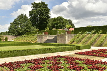 Obraz premium Décoration florale et de haies au Jardin à la Française au domaine du château de Gaasbeek près de Bruxelles 