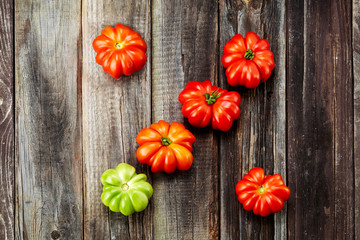 Fototapeta premium świeże czerwone pomidory na starym drewnianym blacie