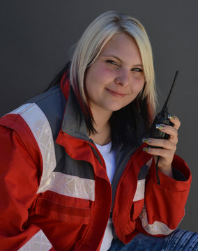 Junge Frau mit Rettungssanit&auml;ter Jacke und Walkie-Talkie