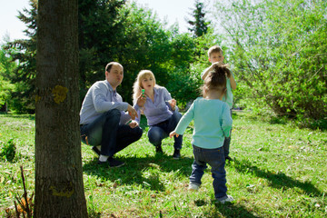 A family of four people are allowed to make soap bubbles.