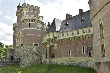 Fototapeta na wymiar L'imposante muraille en pierres et en briques du château de Gaasbeek près de Bruxelles