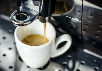 frisch gebrühter Espresso (Kaffeevollautomat)