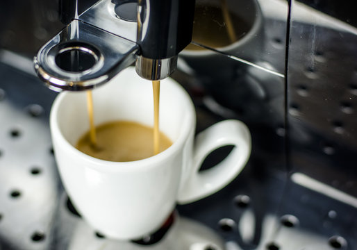 Fototapeta frisch gebrühter Espresso (Kaffeevollautomat)