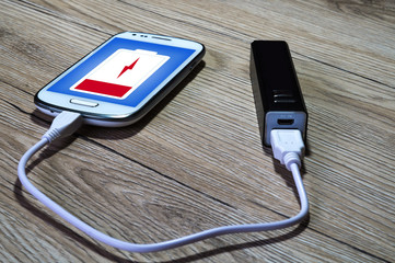 smartphone lädt an einer powerbank