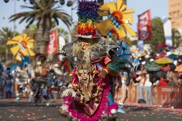 Foto op Plexiglas Carnaval Tobas-danser in traditioneel Andeskostuum die bij het jaarlijkse Carnaval Andino con la Fuerza del Sol in Arica, Chili presteert.