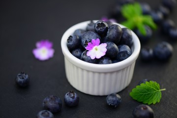 Blaubeeren Heidelbeeren in Schüssel Zutaten Obst Beeren