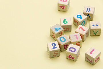 Obraz premium Wooden cubes with numbers on light green background