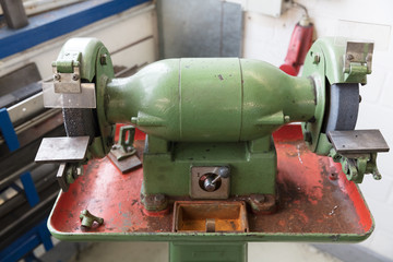 Schleifmaschine in der Metallverarbeitung