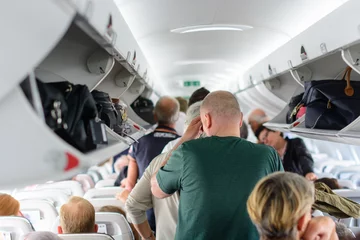 Fototapeten Leute, die darauf warten, das Flugzeug zu verlassen © kadosafia