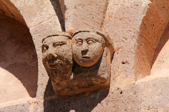 testine a piede d'arco; facciata della chiesa romanica di Sant'Antioco di Bisarcio (Sassari, Sardegna)