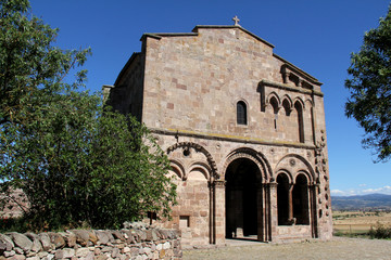 Fototapeta na wymiar facciata della chiesa romanica di Sant'Antioco di Bisarcio (Sassari, Sardegna)