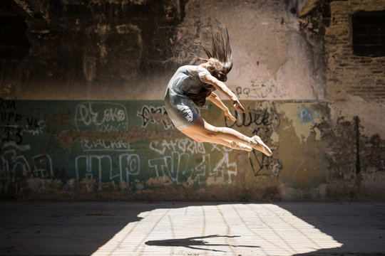 følsomhed Tøm skraldespanden Fitness 10,962 BEST Urban Ballerina IMAGES, STOCK PHOTOS & VECTORS | Adobe Stock