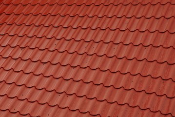 Красная черепица на крыше  частного дома 