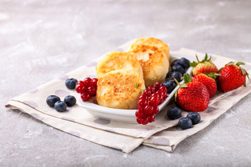 Cottage cheese pancakes with berries. Selective focus. Russian cheesecakes. Copy space