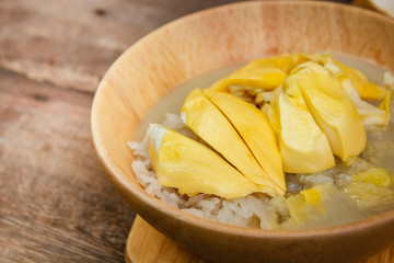 Sticky rice with durian and coconut milk sauce.