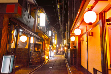 京都　夜の先斗町