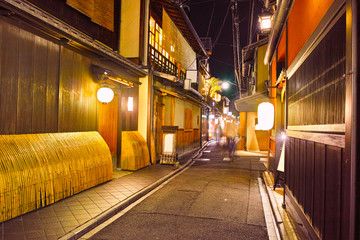 京都　夜の先斗町